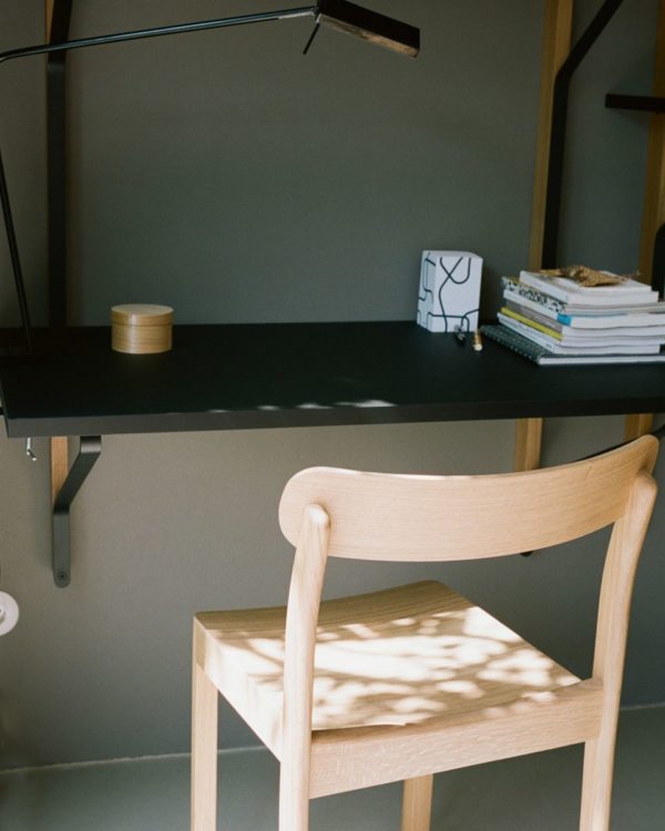 Atelier_Chair_clear_lacquered_ash_kaari_shelf_with_desk_bord.ch