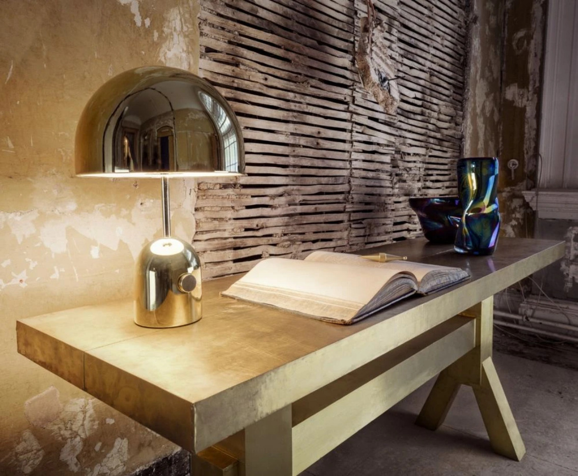 Tom Dixon_bell_table_light_gold_with_mass_console_and_warp_bord.ch Tom Dixon_bell_table_light_gold_with_mass_console_and_warp_bord.ch